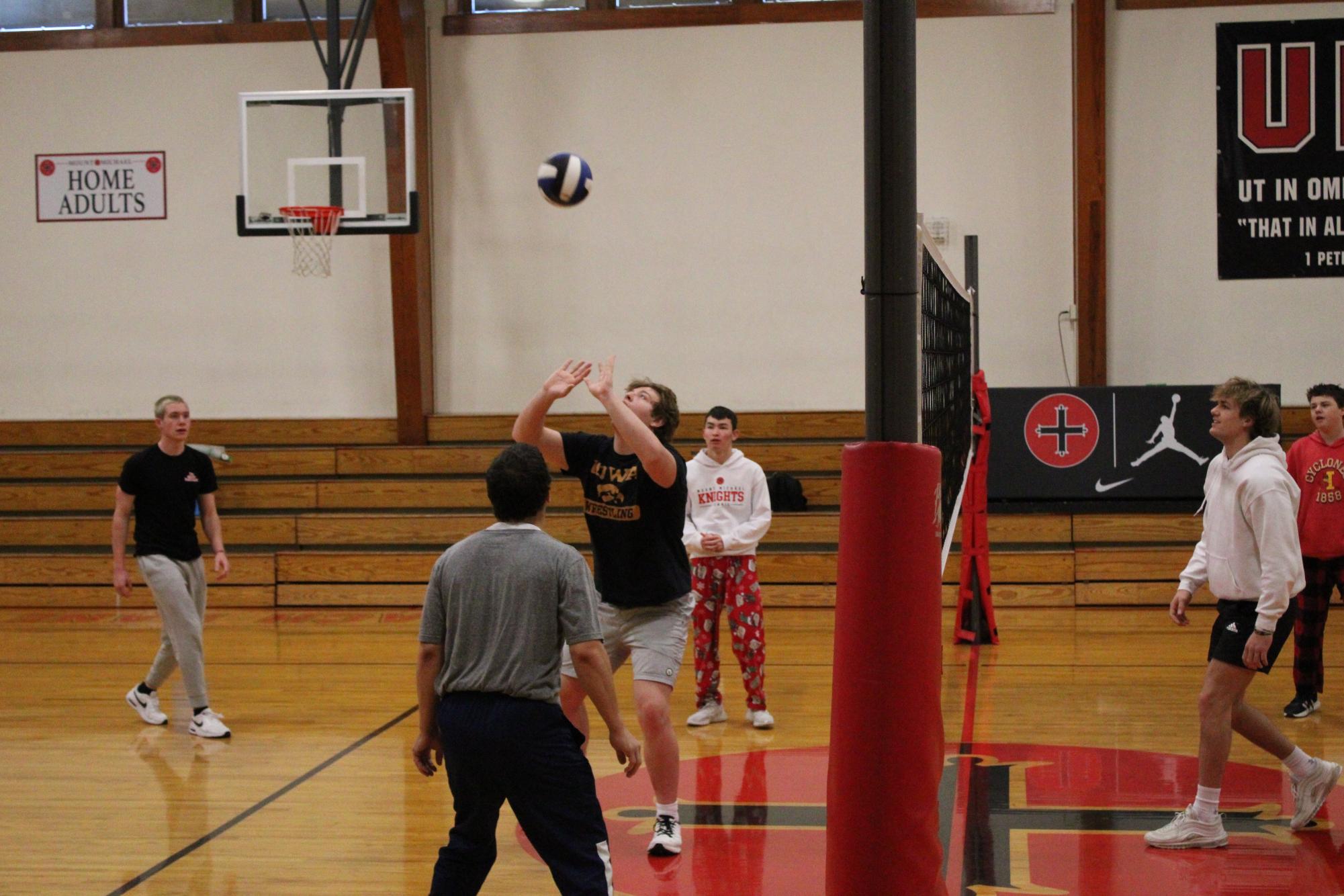 4-year PE veteran John Farrel ‘25 sets  volleyball team. Farrel teamed up with Leo Dustin ‘25 and Thomas Moseman ‘26 to play against Barrett Sykora ‘25 and Wesley Cobb ‘25.